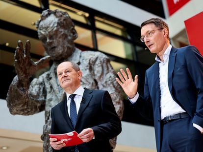 El próximo canciller, Olaf Scholz, a la izquierda, junto al futuro ministro de Sanidad, Karl Lauterbach, durante la presentación de puestos socialdemócratas en el nuevo Gobierno de coalición, este lunes en Berlín.