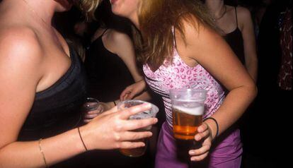 Dos chicas beben en una discoteca, en una imagen de archivo.