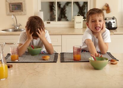 Dos niños muestran su disgusto con la comida que tienen cenar.