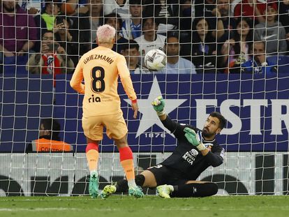 Fernando Pacheco despeja un remate de Antoine Griezmann durante el partido entre el Atlético de Madrid y el Espanyol, este miércoles.