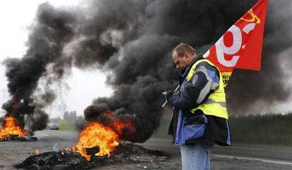 Sindicalistas franceses queman neum&aacute;ticos durante una protesta contra la reforma laboral.
