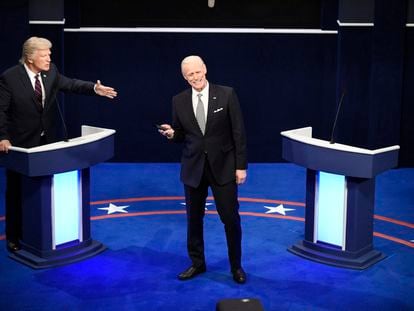 Alec Baldwin como Donald Trump y Jim Carrey como Joe Biden, en 'Saturday Night Live', el 3 de octubre de 2020 en Nueva York.
