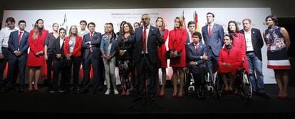 El presidente del COE, Alejandro Blanco, acompañado por los deportistas de la delegación española, durante la rueda de prensa tras conocer la eliminación de Madrid como sede de los Juegos Olímpicos en 2020.