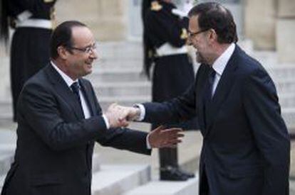 El presidente franc&eacute;s Fran&ccedil;ois Hollande (izda) recibe al presidente del Gobierno espa&ntilde;ol, Mariano Rajoy.