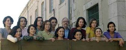 Emilio Martínez Lázaro, con las actrices de su película <i>Las 13 rosas</i>.
