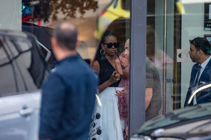 Michelle Obama sale del hotel Gran Florida de Barcelona.