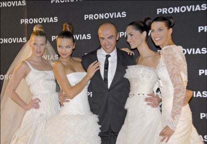 Manuel Mota posa con Alexandra Richards, Miranda Kerr, Eugenia Silva y Laura Sánchez, con vestidos de su firma