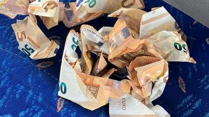 Una lluvia de billetes desata el caos en la autovía A-7 de Marbella