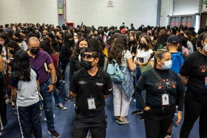 Cientos de jóvenes espera afuera de una firma de libros de Flor Salvador, este miércoles en la FIL de Guadalajara.
