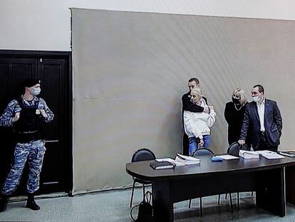 Alexéi Navalni abraza a su esposa en la sala de juicio improvisada en el penal en el que se halla recluido, en la ciudad de Pokrov, unos 100 km al este de Moscú.