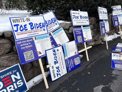 Pancartas que explican cómo votar por Joe Biden, aunque no aparezca en las papeletas, en un acto de campaña en Concord (New Hampshire).
