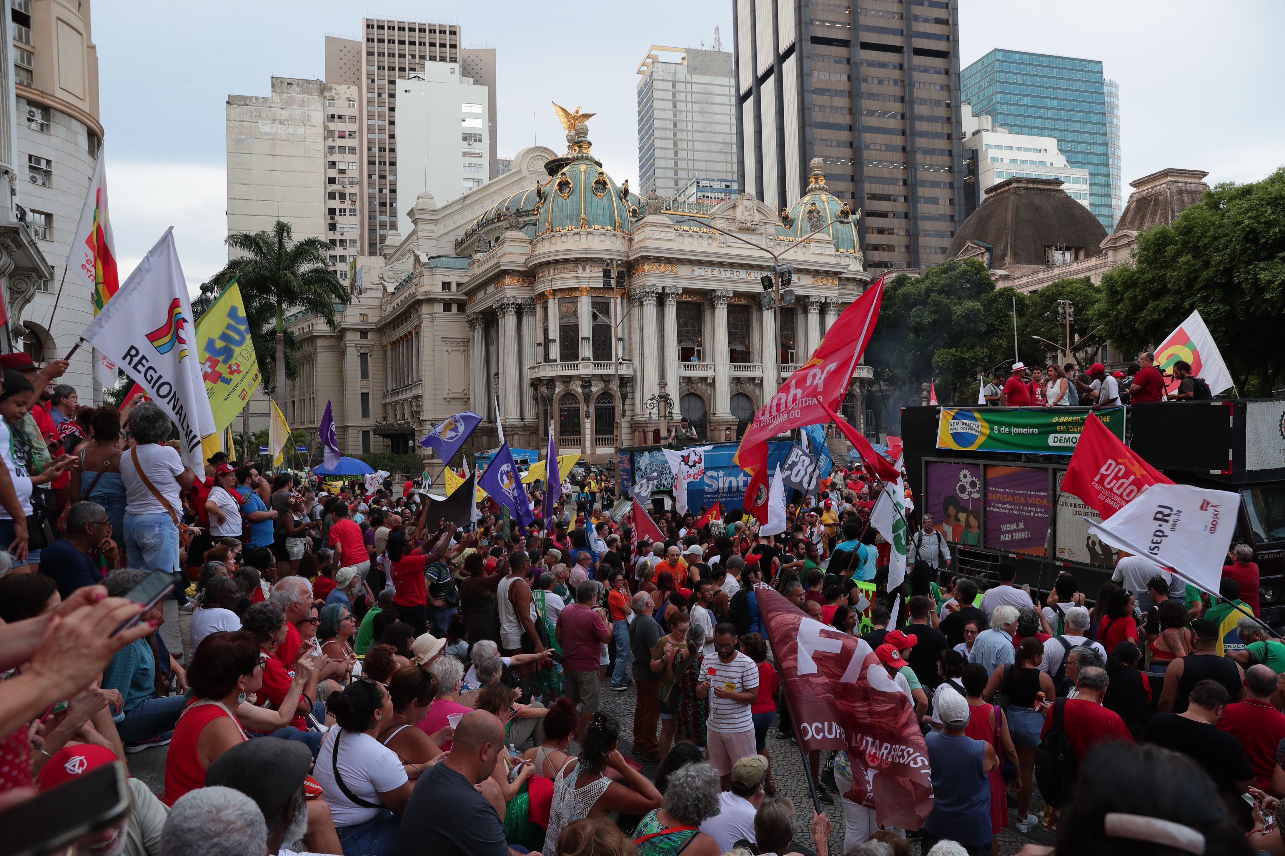 Decenas de personas reunidas en Río de Janeiro para conmemorar los hechos del 8 de enero del año pasado.