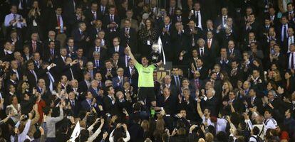 Casillas recoge la Copa en el palco de Mestalla