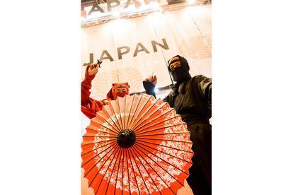 Dos ninjas posan ante la cámara en el estand de Japón durante una de las diversas exhibiciones que el país asiático ha programado durante la feria. Por ejemplo, una demostración de caligrafía nipona y una demostración sobre sus tradicionales kimonos.