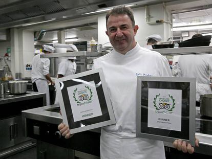 Mart&iacute;n Berasategui exhibe los premios TripAdvisor en las cocinas de su restaurante de Lasarte-Oria.