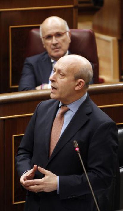 El ministro de Educación, José Ignacio Wert, durante su intervención en el Congreso. Detrás, el portavoz de CiU, Josep Antoni Duran Lleida.