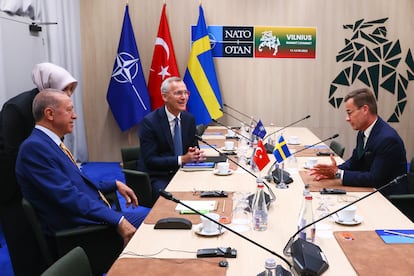 Erdogan, Kristersson y Stoltenberg, en una reunión previa en la cumbre, este lunes Lituania. 