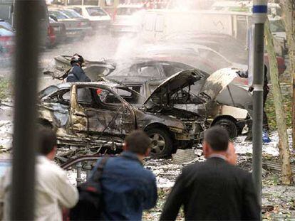 Vehículos afectados por el coche bomba que ETA hizo estallar el 6 de noviembre de 2001 en Madrid.