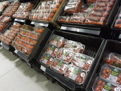 Tomates envasados en un mercado de Londres. 