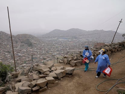 Dos enfermeras cargan con dosis de la vacuna Sinopharm contra la covid en el barrio Villa María del Triunfo de Lima, Perú.
