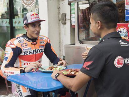 Marquez y Nakarin Atiratphuvap, del equipo de Honda en Asia, en Bangkok.