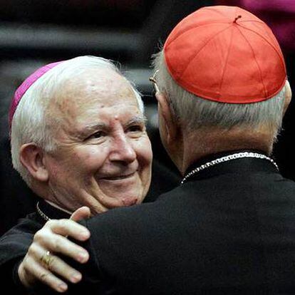 Antonio Cañizares conversa con un cardenal en el Vaticano.