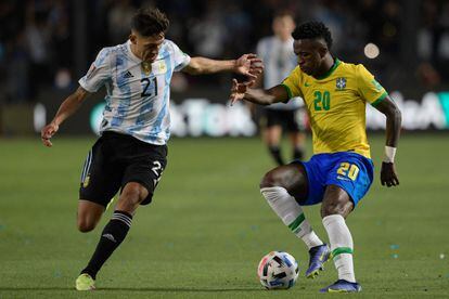Vinicius frente a Molina en el clásico entre Argentina y Brasil.