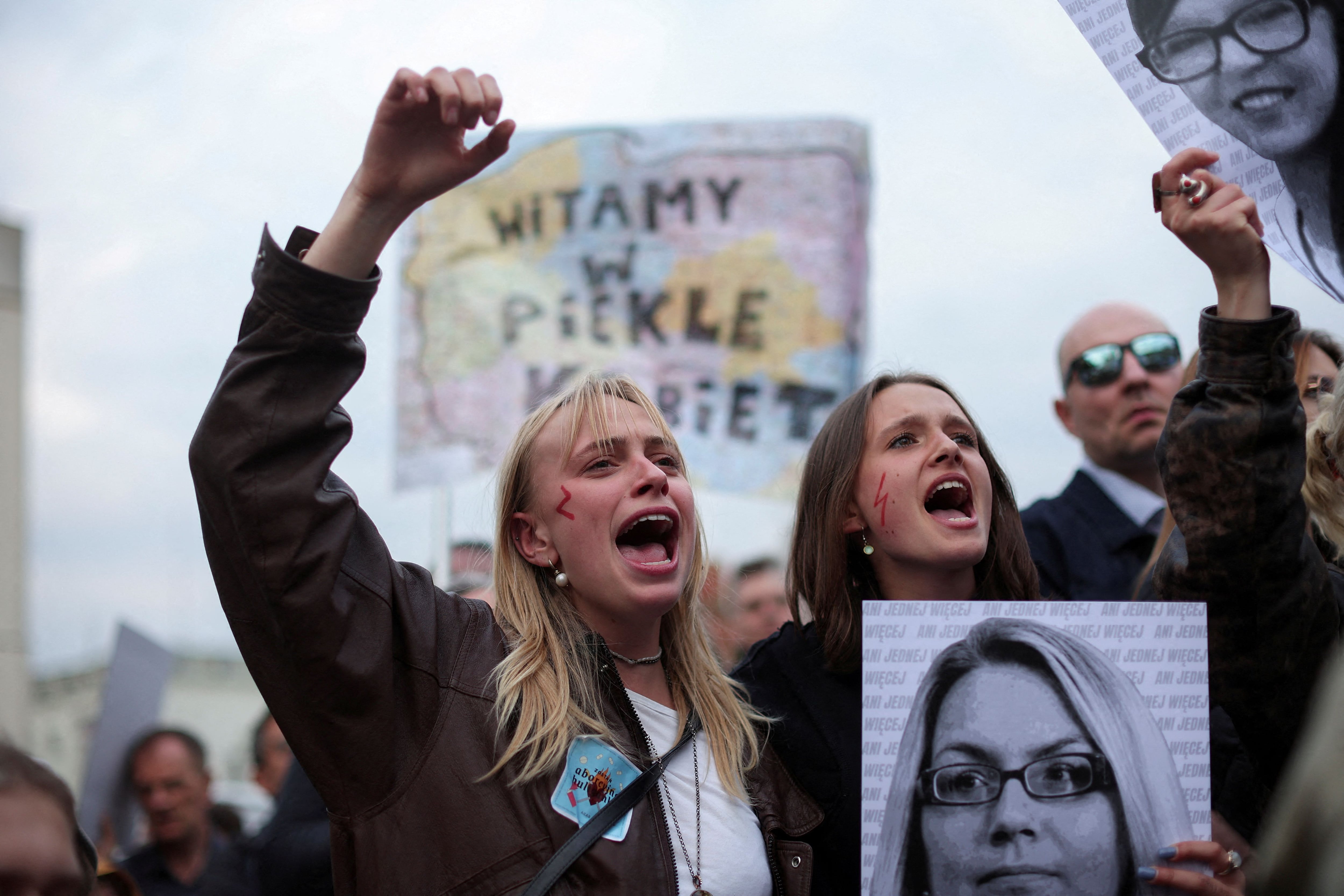 El dique europeo resiste con grietas a la ola antiabortista mundial