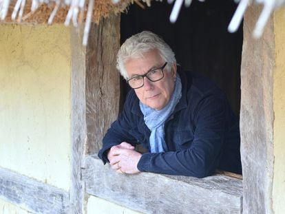 El escritor Ken Follet, en el pueblo anglosajón reconstruido de West Stow.