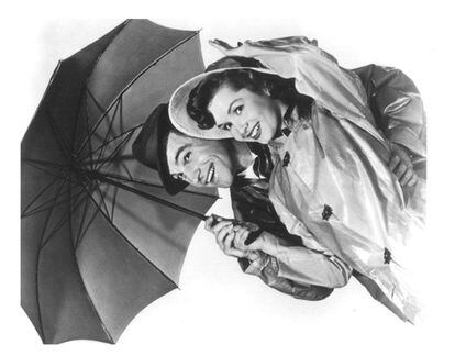 Debbie Reynolds (1 de abril de 1932), con la tierna edad de 16 años  ganó el concurso de belleza de Miss Burbank, un contrato cinematográfico y adoptó el apócope por el que se la conoce. Su carrera estuvo marcada por sus papeles en 'Cantando bajo la lluvia' junto a Gene Kelly (la imagen es una foto promocional de la película), 'In & Out' y por interpretar a Aggie en Halloweentown, aunque protagonizó casi medio centenar de filmes.