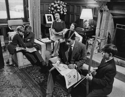 The royal family in a room at Sandringham Palace, in Norfolk (England).  From left to right, clockwise, Prince Edward, The Duke of Edinburgh, Queen Elizabeth II, Princess Anne, Prince Charles, and Prince Andrew, on April 1, 1969.