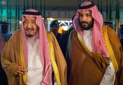 El rey saudí Salmán y su hijo y príncipe heredero Mohamed en Riad el 8 de noviembre.