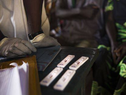 Personal de MSF comprueba los test de malaria que han realizado en una comunidad.