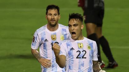 Lautaro Martínez, con Messi detrás, celebra su gol frente a Venezuela.