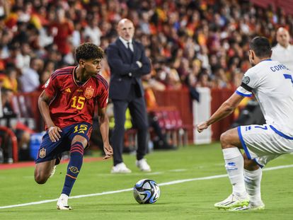 Lamine Yamal encara a un jugador de Chipre en el último duelo de la selección española.