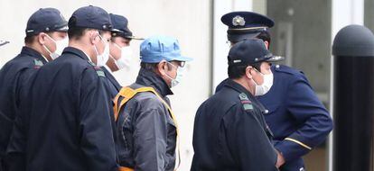 Carlos Ghosn (con gorra azul) a la salida de la prisión