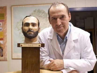 Fernando Serrulla junto a la reconstrucción facial de Manuel Blanco Romasanta en 2012.