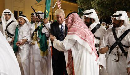 Trump en la ceremonia de bienvenida este s&aacute;bado en el Palacio de Muraba, en Riad. 