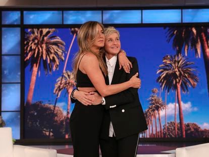 Ellen DeGeneres abraza a Jennifer Aniston durante la grabación del último programa de 'The Ellen DeGeneres Show'.