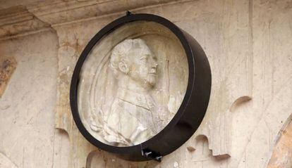 Medall&oacute;n con la efigie de Franco en la Plaza Mayor de Salamanca.