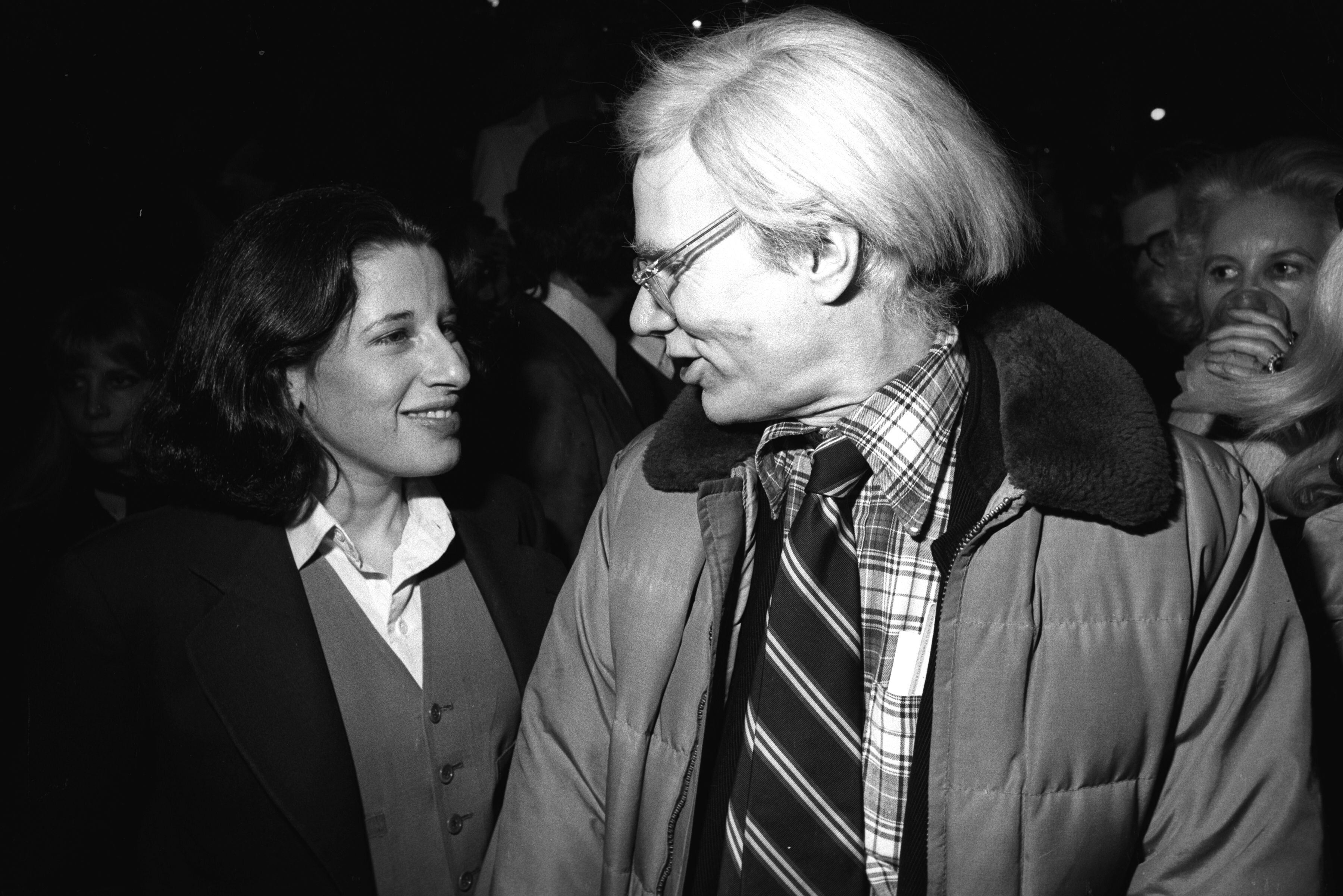 Fran Lebowitz junto a Andy Warhol en una fiesta en Nueva York. La escritora trabajó en la revista 'Interview', creada por el artista.