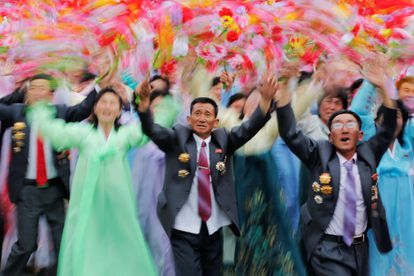 Las masas dispuestas en módulos en la plaza, decorada con los símbolos del partido (la hoz, el martillo y el pincel) y carteles de propaganda, aplaudieron con fervor durante el discurso de Kim Jong-un