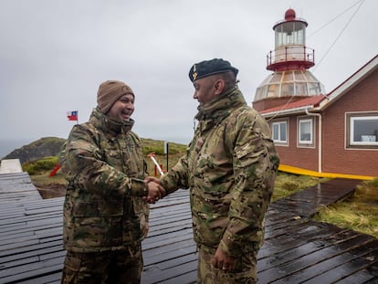 El sargento primero Jorge Becerra (derecha), que como farero lleva todo el año con su esposa y sus cuatro hijos en Isla Cabo, recibe a su sustituto, el sargento segundo José Luarte.