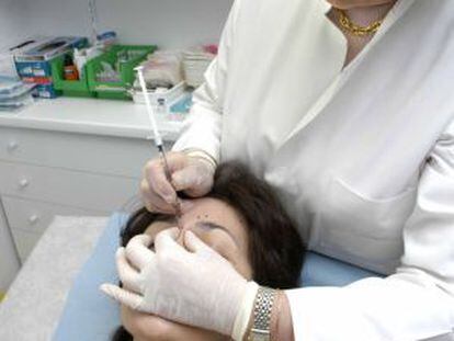 La toxina botul&iacute;nica tiene una veintena de aplicaciones aparte de la est&eacute;tica.