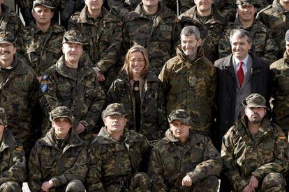 La ministra de Defensa Carme Chacón, durante sus visita a Base España, a 80 kilómetros de Pristina (Kosovo), el 19 de marzo de 2009.