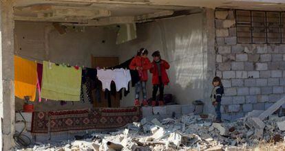 Niños entre las ruinas en Deraa.