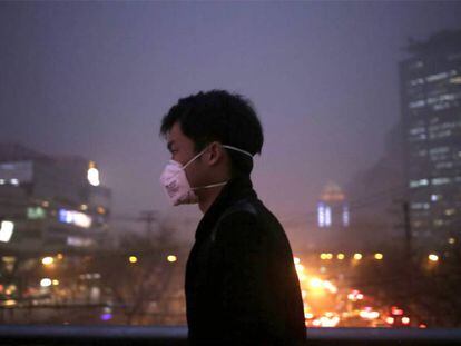 Un hombre pasea por las calles de Pekín (China) con una mascarilla.