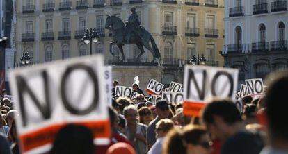 Varios manifestantes en la Puerta del Sol, en Madrid, el pasado domingo en la celebración del segundo aniversario del movimiento.