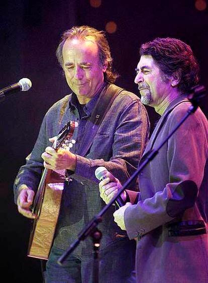 Joaquín Sabina, durante el concierto de este viernes en Zaragoza junto a Joan Manuel Serrat.