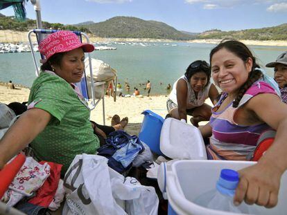 Unas mujeres pasando el d&iacute;a en una playa del pantano de San Juan.